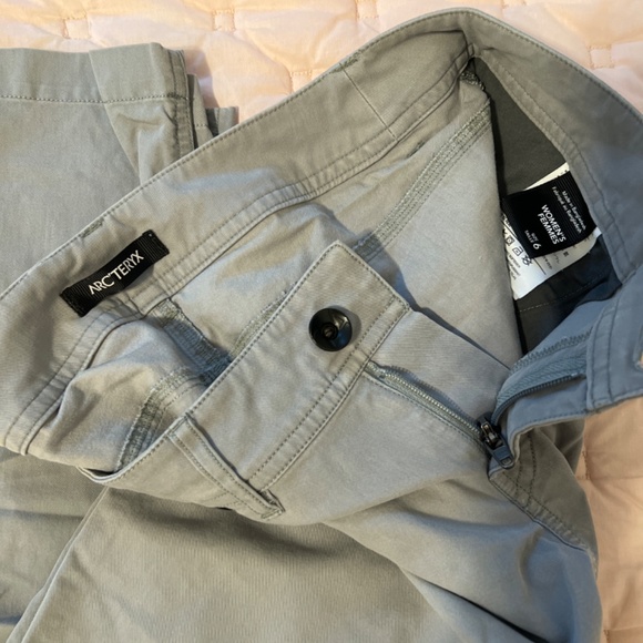 Women’s light gray Arcteryx pant - Picture 3 of 3